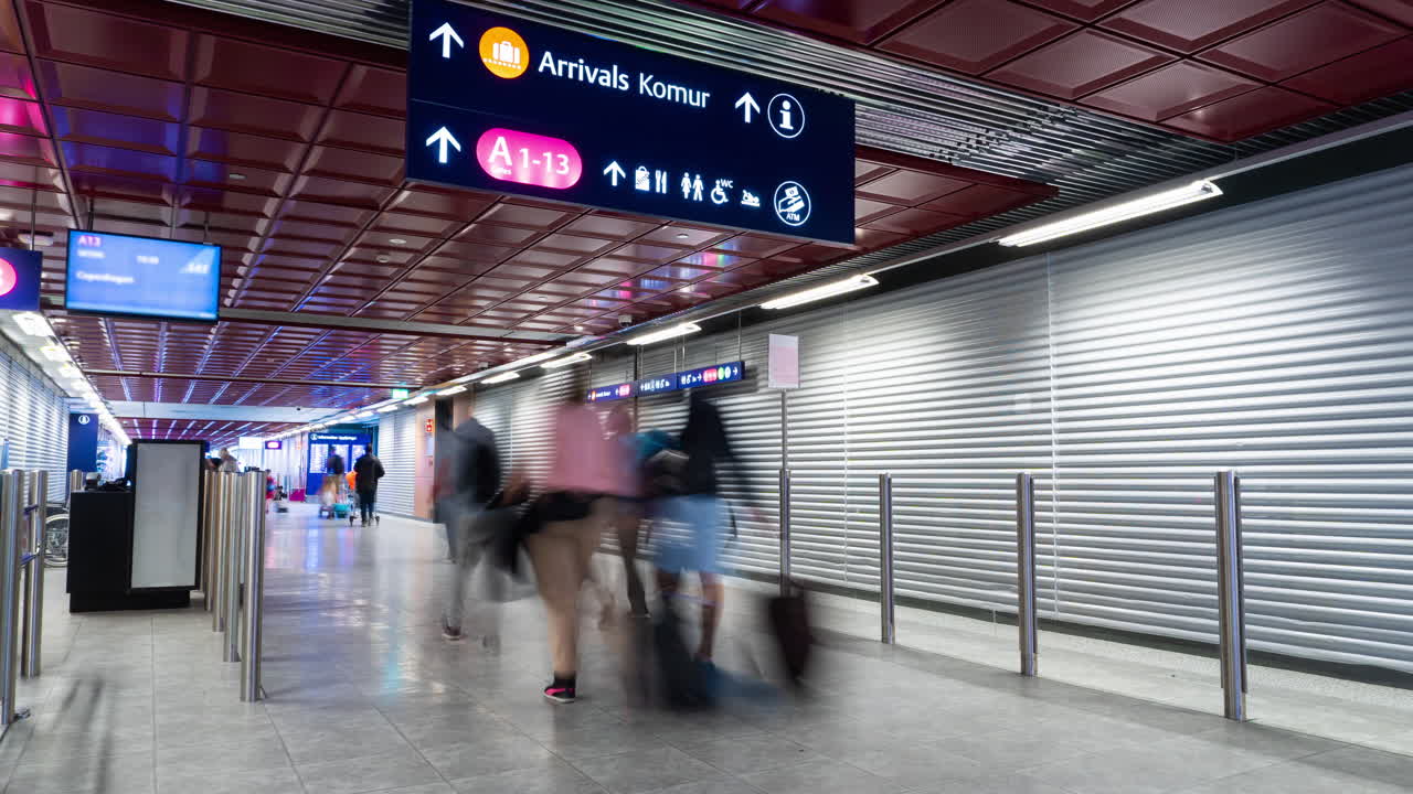 국제공항에서 걸어다니는 여행객들의 시간 지연.