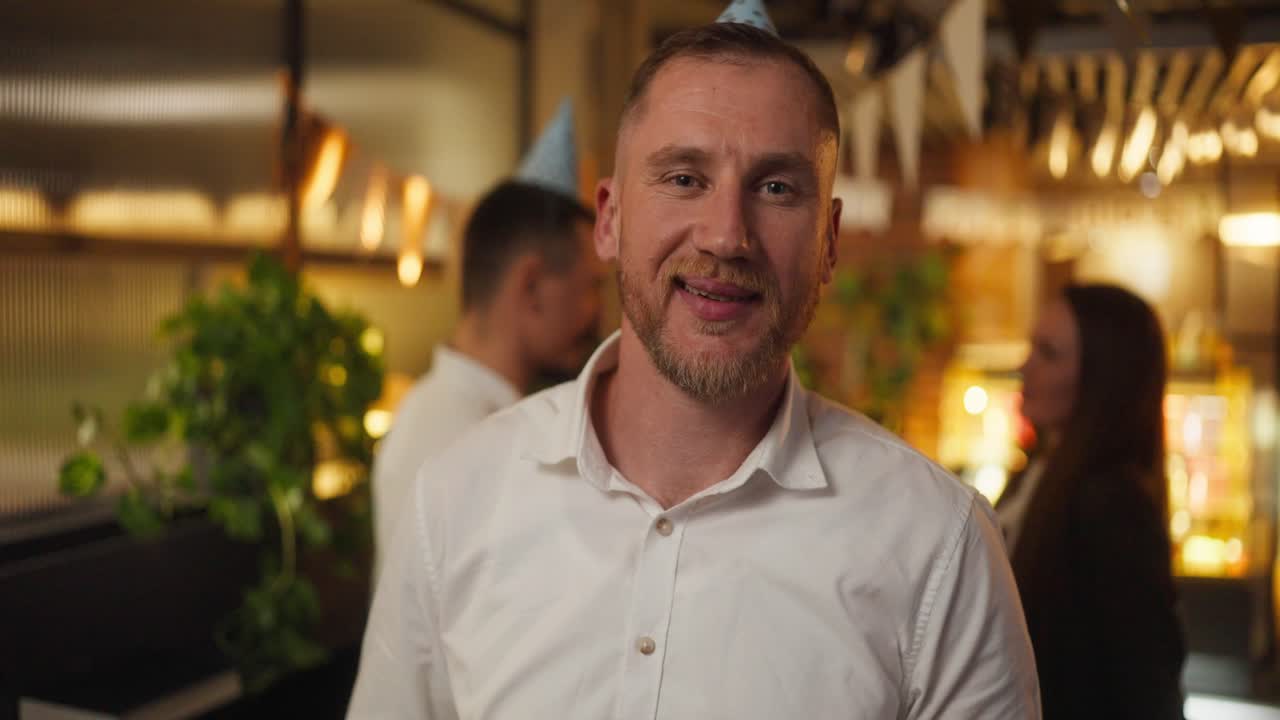 Uomo che festeggia un compleanno in un ristorante
