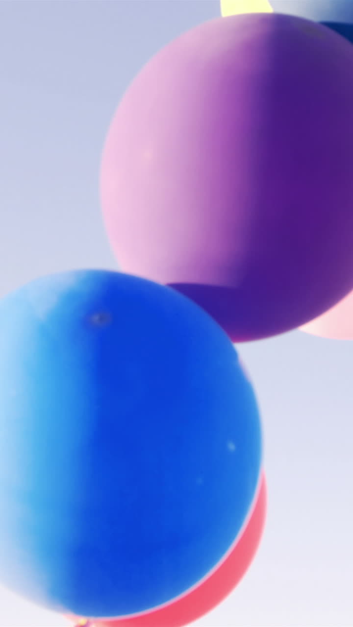 niña con globos en la mano