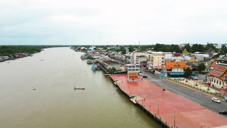 aérea sobre el río en el centro de la ciudad de surat thani en la provincia sur de tailandia