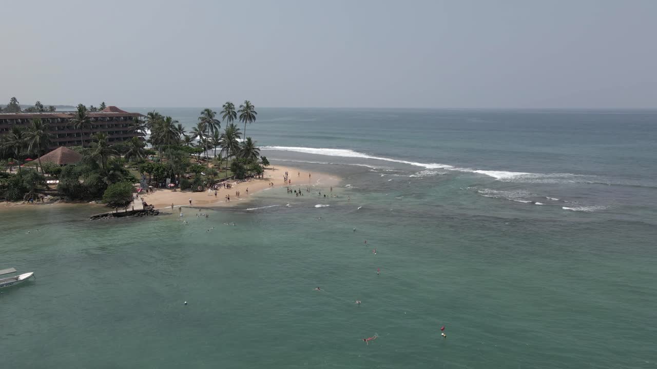 Sorvolo della spiaggia di sabbia presso il resort Hikka Tranz a Hikkaduwa, Sri Lanka