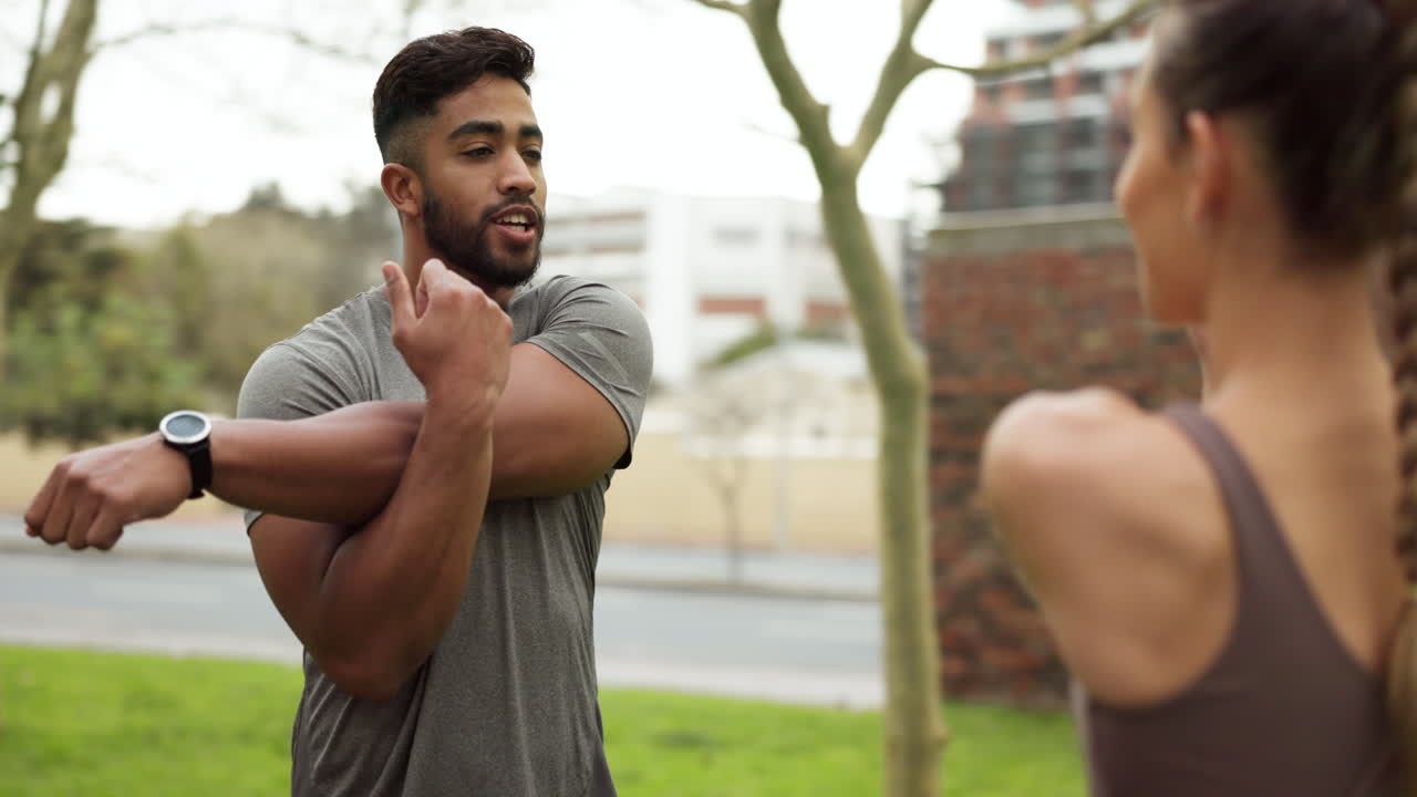 hombre, mujer y brazo estirándose en el fitness de la ciudad