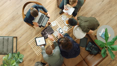 Gente-De-Negocios-Reunida-En-Una-Cafetería