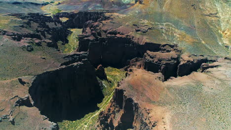 Drone-shot-in-the-canyon-of-piedra-parada,-in-the-province-of-Chubut-in-Argentina