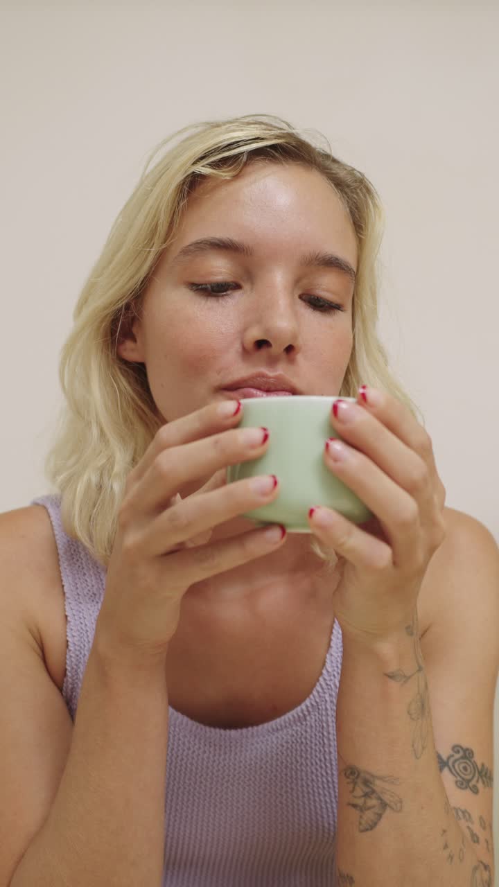Donna che beve il tè