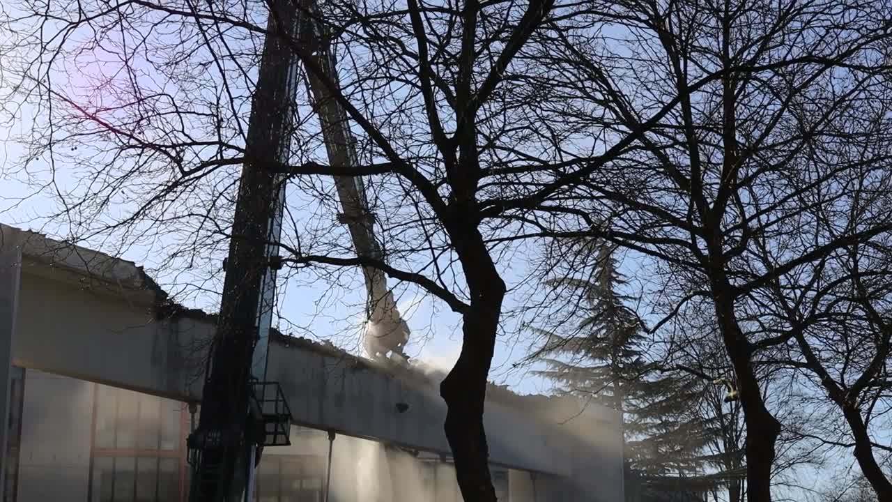 철거 구역에서 나오는 태양, 먼지 및 물의 샷