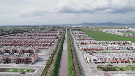 Un-Canal-De-Agua-Cerca-De-Un-Barrio