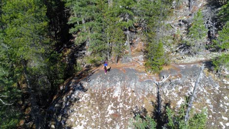 mujer realizando yoga en la montaña rocosa 4k