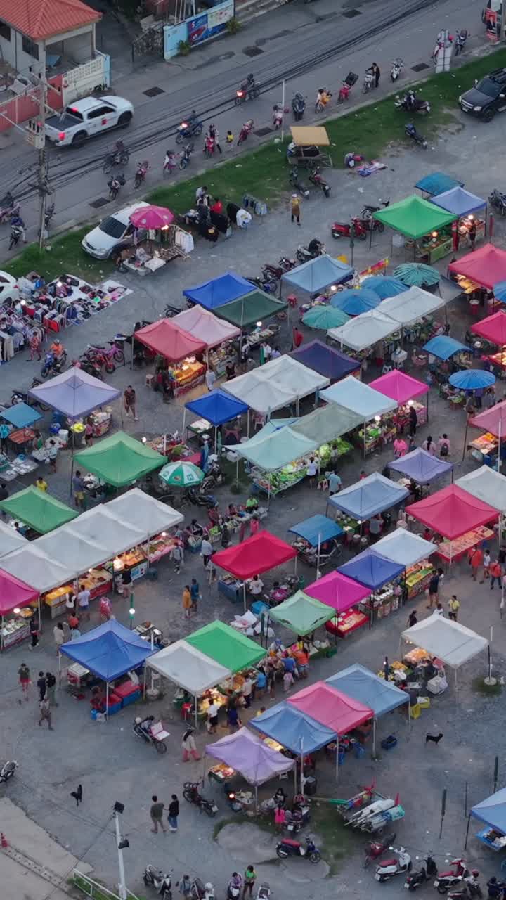 Vista aerea di un vivace mercato di strada con bancarelle di cibo e venditori