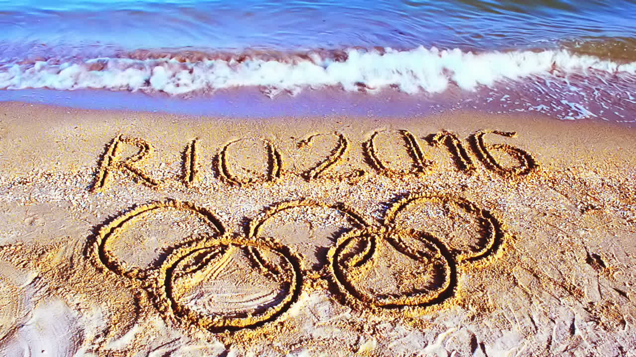 Rio 2016, en inskription i sanden på stranden, som symboliserar de olympiska spelen.