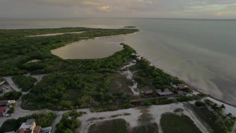 al revés revelando una foto aérea de un pequeño pueblo costero en una isla costera