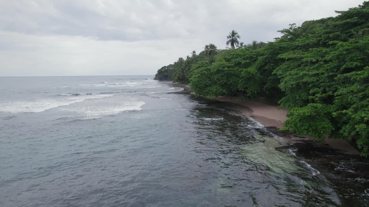 playa aislada en costa rica