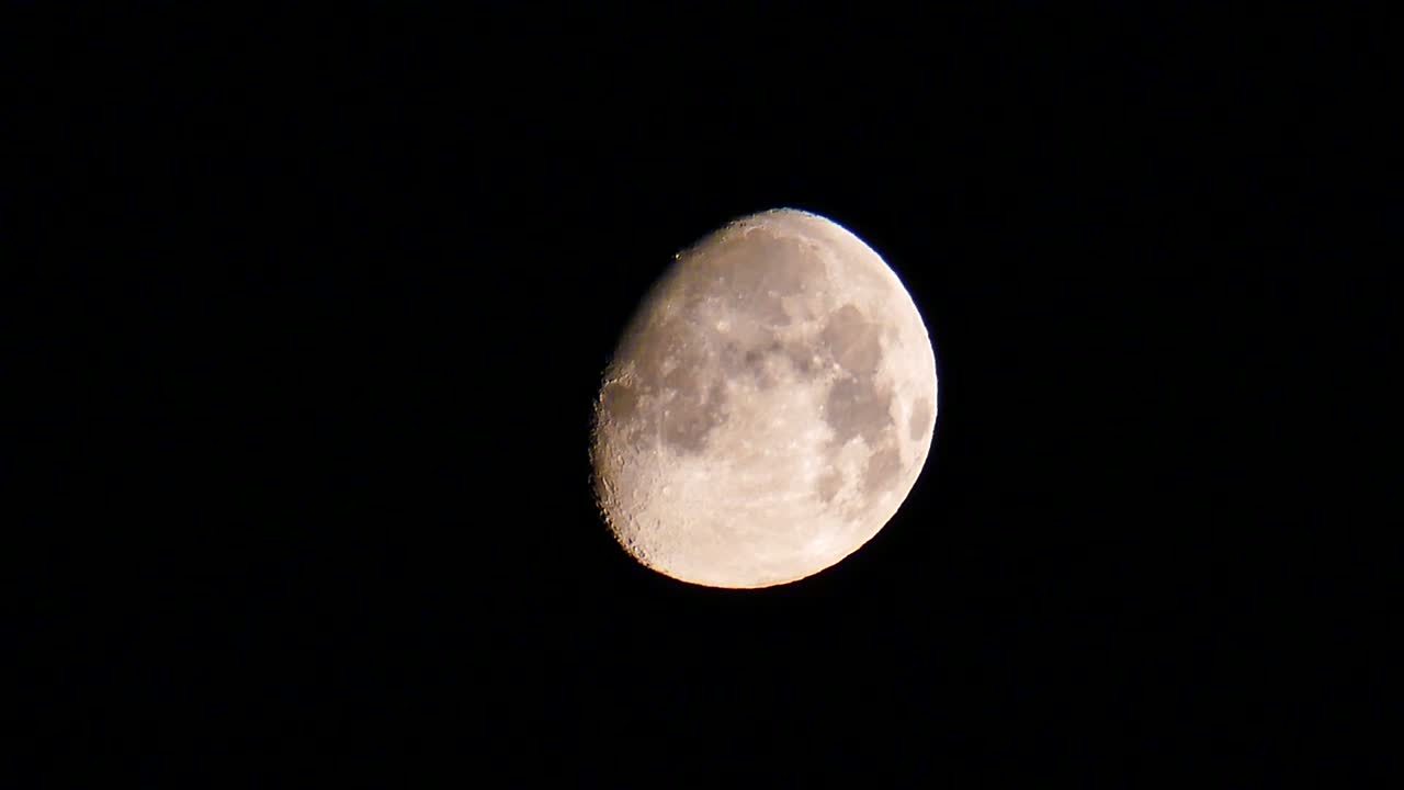 fases da lua - lua inchada, lua inchada à noite, lua inchado amarelo tonado, vídeo 4k,