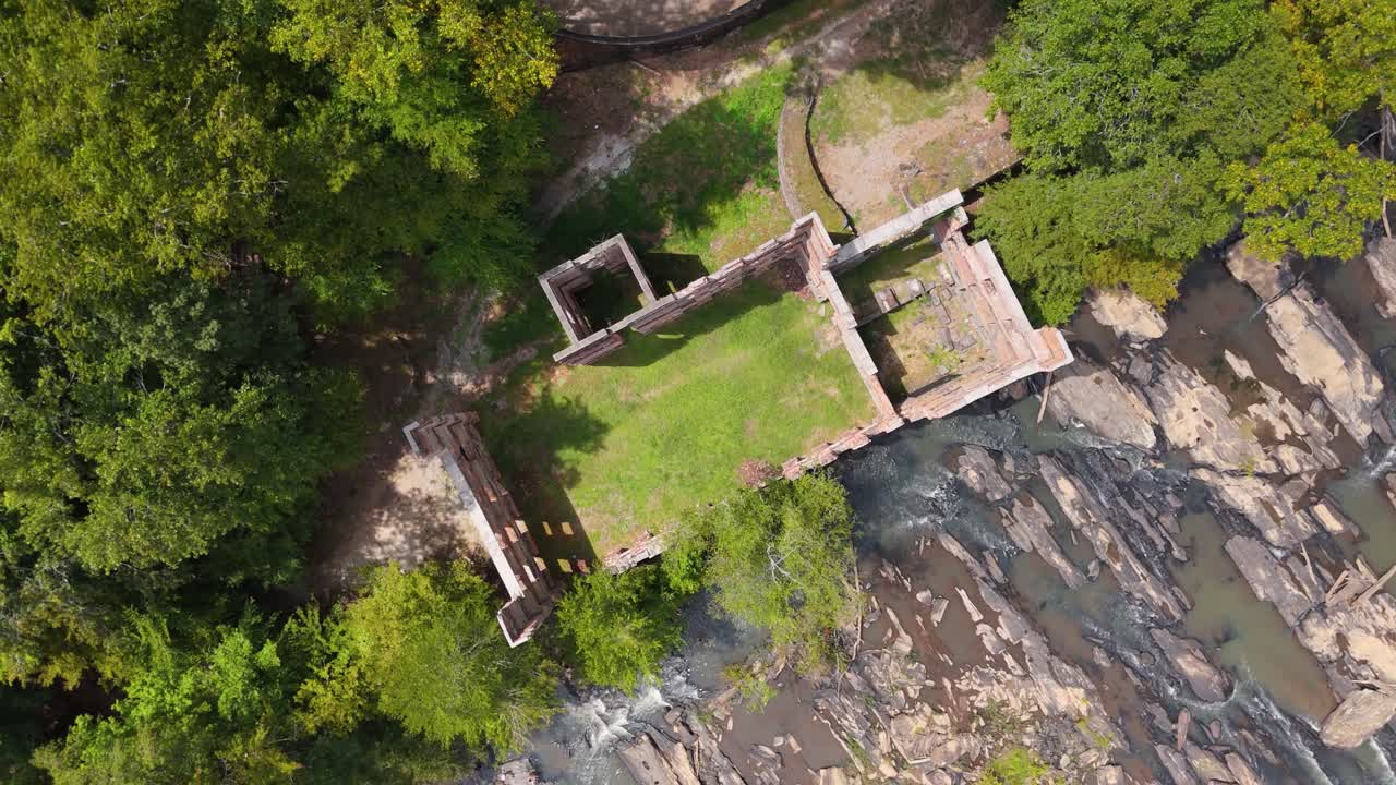fotografía aérea mirando hacia abajo a las ruinas del nuevo molino de manchester a lo largo de sweetwater creek fuera de atlanta