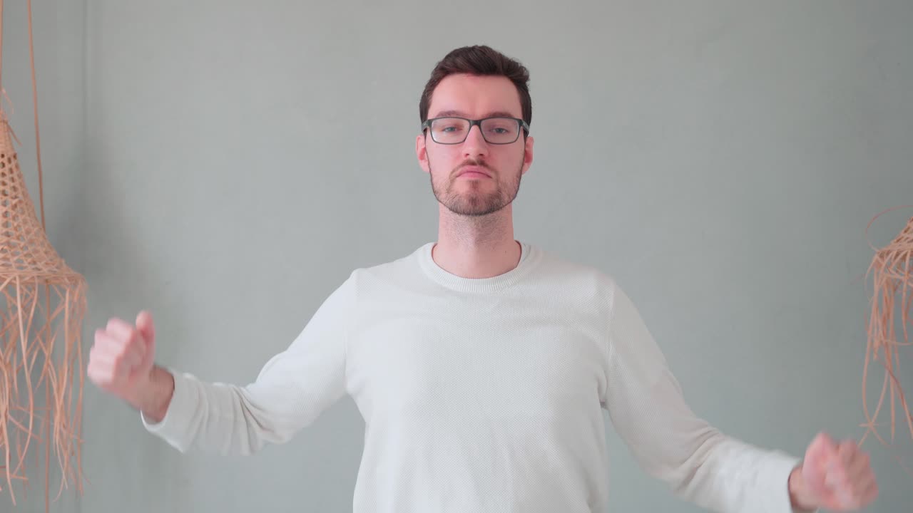 el hipster se flexiona con los músculos, se muestran los bíceps, los músculos se posan aunque en realidad no están entrenados, no hay un hombre musculoso que entrene el concepto de fitness