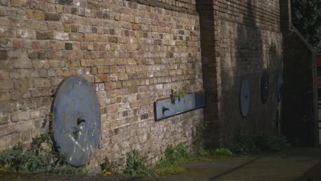 Sujetadores-De-Metal-En-La-Pared-De-East-Hill,-Dartford,-Kent,-Inglaterra,-Reino-Unido