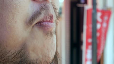 acercándose a la boca del hombre con barba mientras muerde y mastica fresa fresca -4k uhd video filmación corta