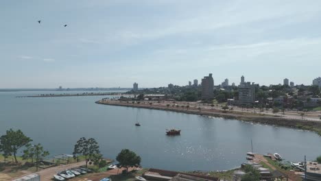 Las-Imágenes-Tomadas-Con-Drones-Brindan-Una-Vista-Panorámica-De-La-Pintoresca-Zona-Del-Río-Paraná,-Capturando-Su-Belleza-Natural-Y-Sus-Vibrantes-Alrededores-Desde-Una-Perspectiva-única.