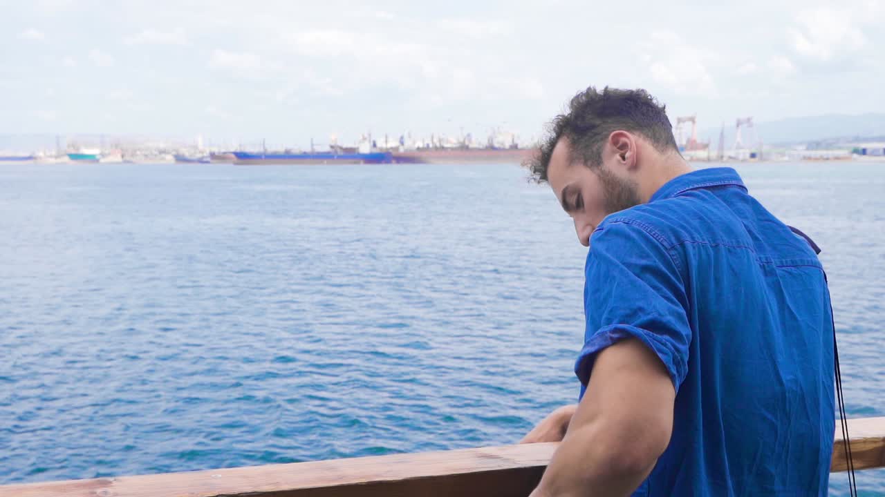 Hombre hablando por teléfono en el mar. Cámara lenta.