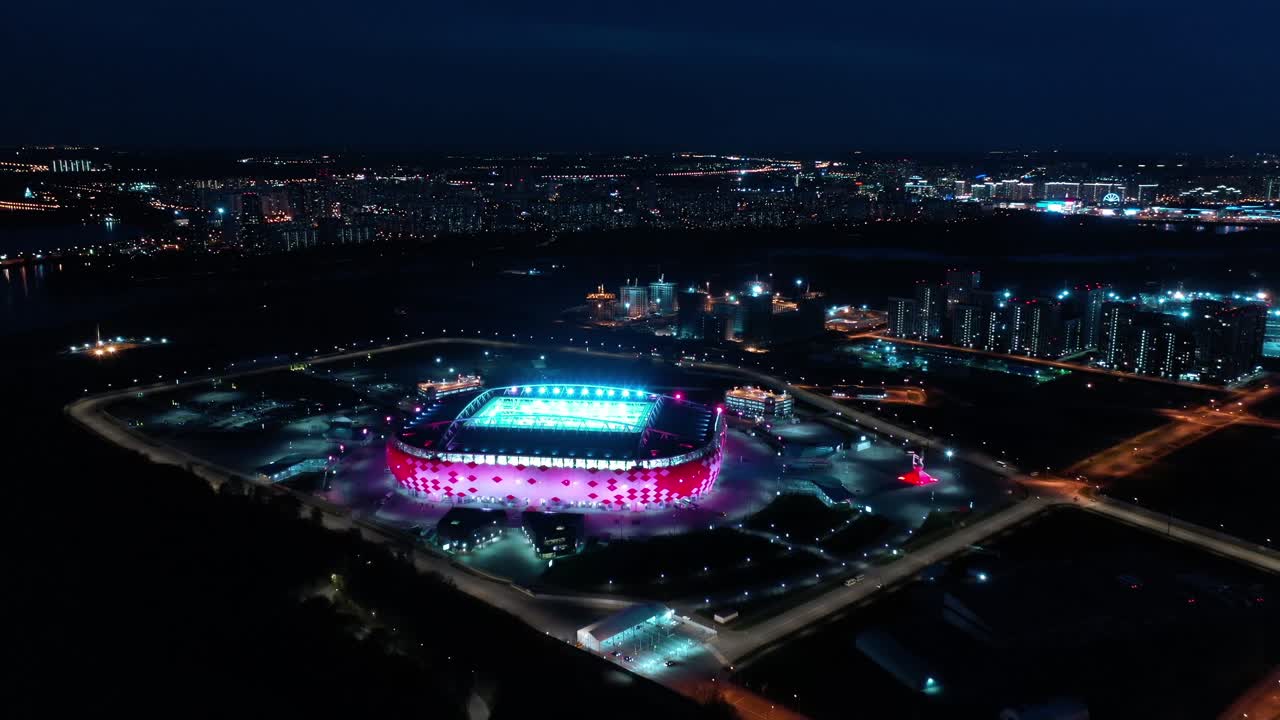 vista aérea nocturna de una intersección de autopista y el estadio de fútbol spartak moscú otkritie arena