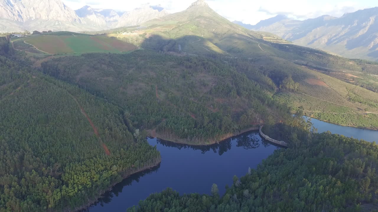 모든 농장은 번영하기 위해 물이 필요합니다.