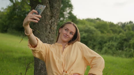 Woman-posing-to-the-camera