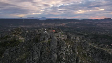 Antena-Orbitando-Alrededor-De-Las-Ruinas-Del-Castillo-De-Monsanto-Y-El-Pueblo-Al-Atardecer,-Portugal