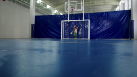 niños jugando futbol