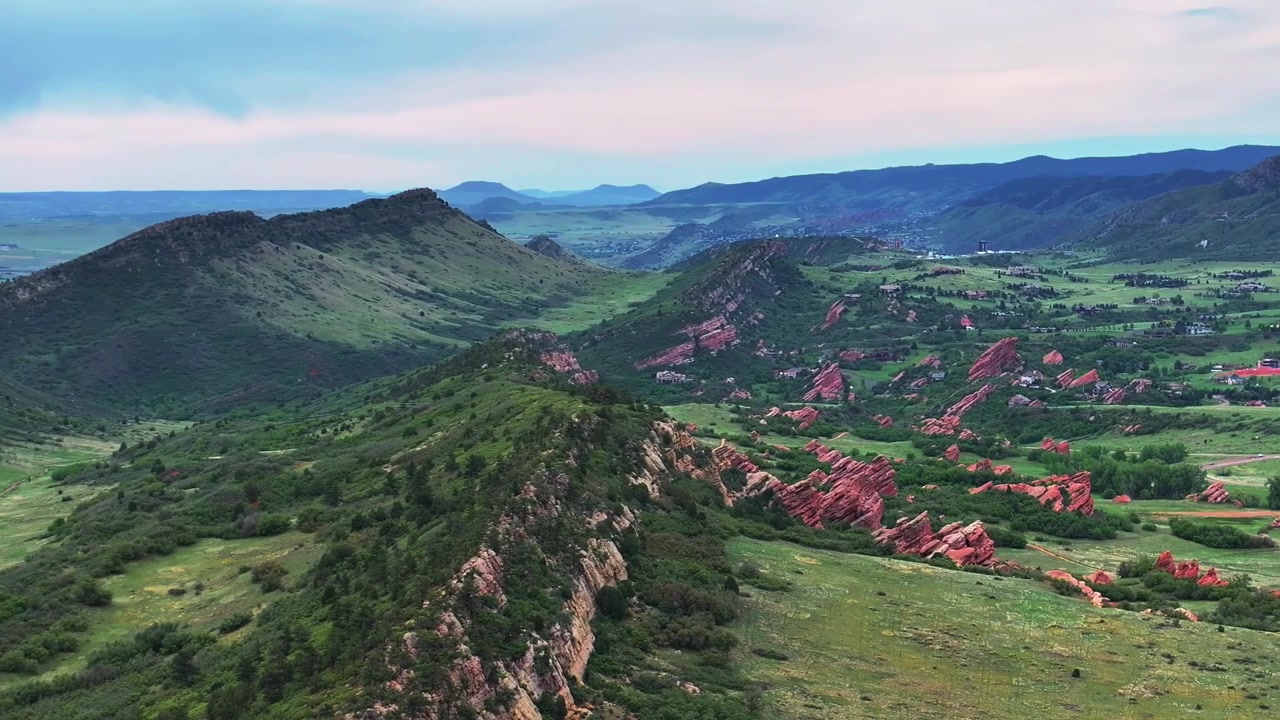 Rocas Rojas del Cañón Deer Creek, sendero del Valle Sur, Rancho Ken Caryl Valley, dron aéreo, Denver, Colorado, estribaciones de Front Range, Parque Roxborough de Lockheed Martin, mañana soleada de verano, cielo azul, girando a la derecha