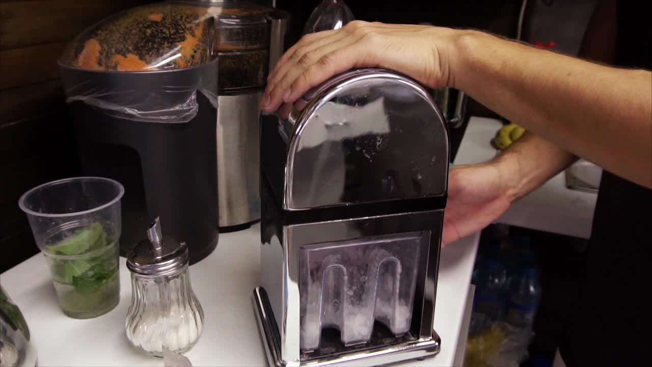 con una afeitadora de hielo