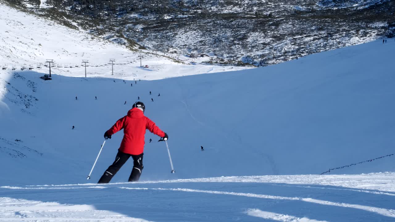 산에서 스키를 타는 것