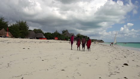 Hombres-Masai-Caminando-En-La-Playa-En-Zanzíbar,-Tanzania