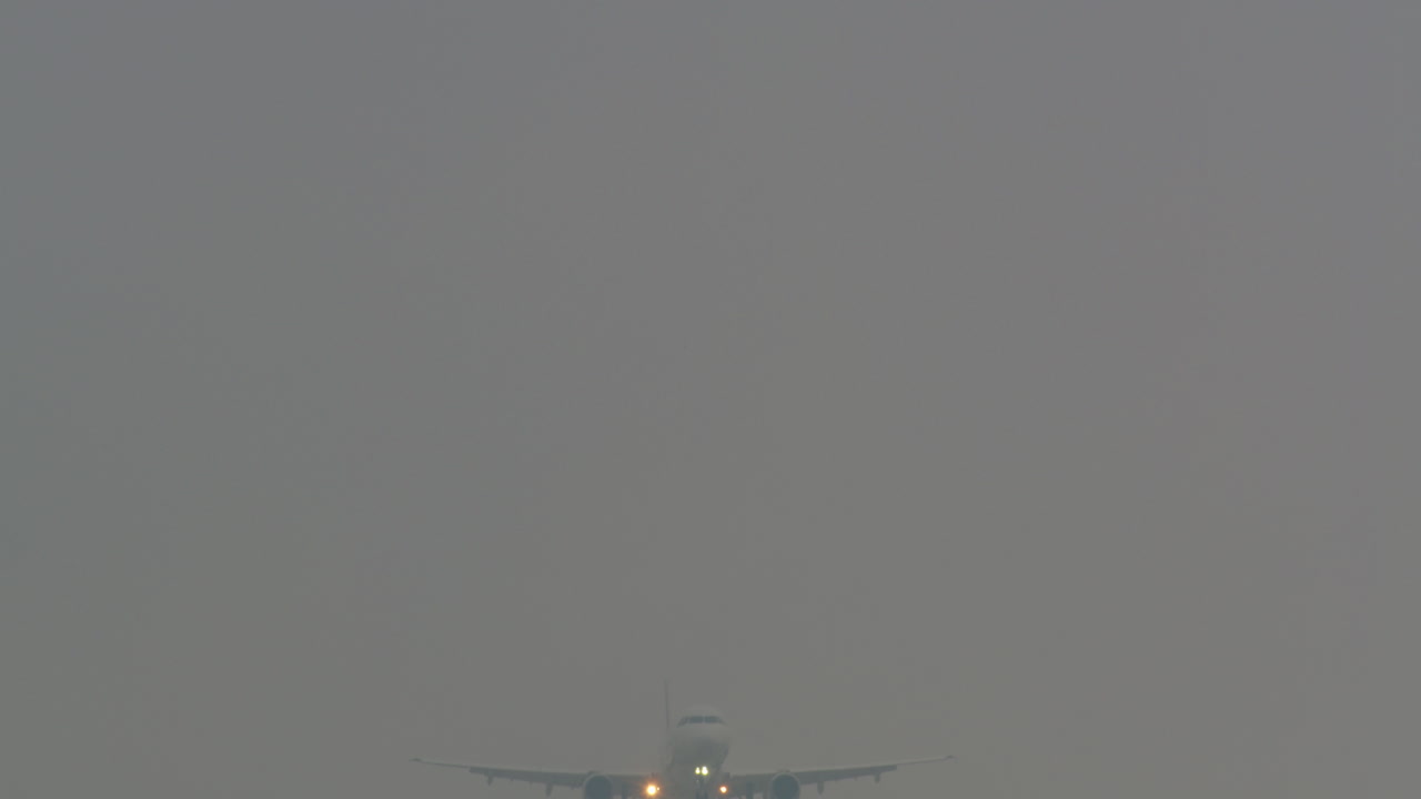 안개 속 에 착륙 하는 비행기