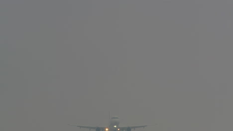 aterrizaje de un avión en la niebla