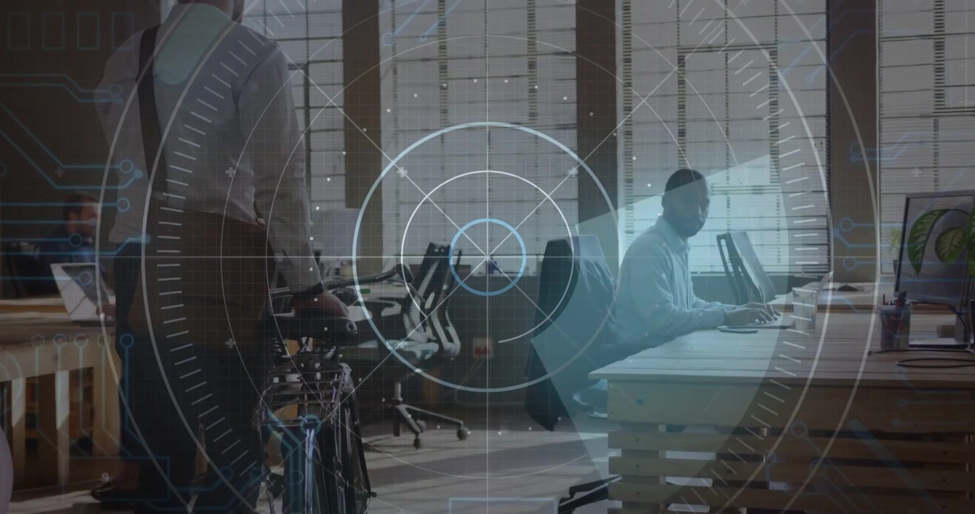 Membro del personale in piedi che entra da sinistra e spinge una sedia a rotelle mentre assiste un collega, con l'HUD dell'ufficio che ruota.