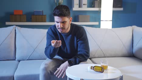 un hombre triste e infeliz intenta suicidarse y no puede.