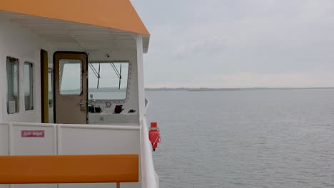 Vista-Al-Costado-De-Un-Barco-Que-Navega-En-El-Mar-En-Calma-En-La-Isla-De-Langeoog-En-Alemania---Tiro-Pov