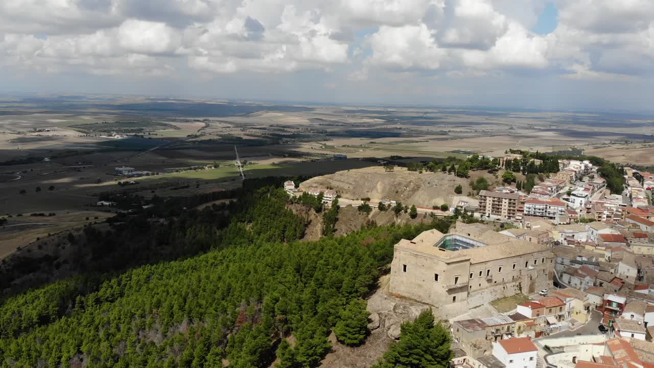 Rivelando colline e campi con un drone dall'alto del Castello di Ascoli Satriano in Puglia