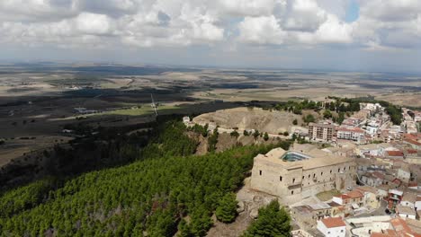 revelando colinas y campos con un dron desde arriba del castillo de ascoli satriano en puglia.