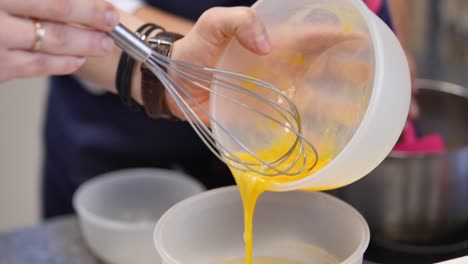 preparación de huevos para cocinar