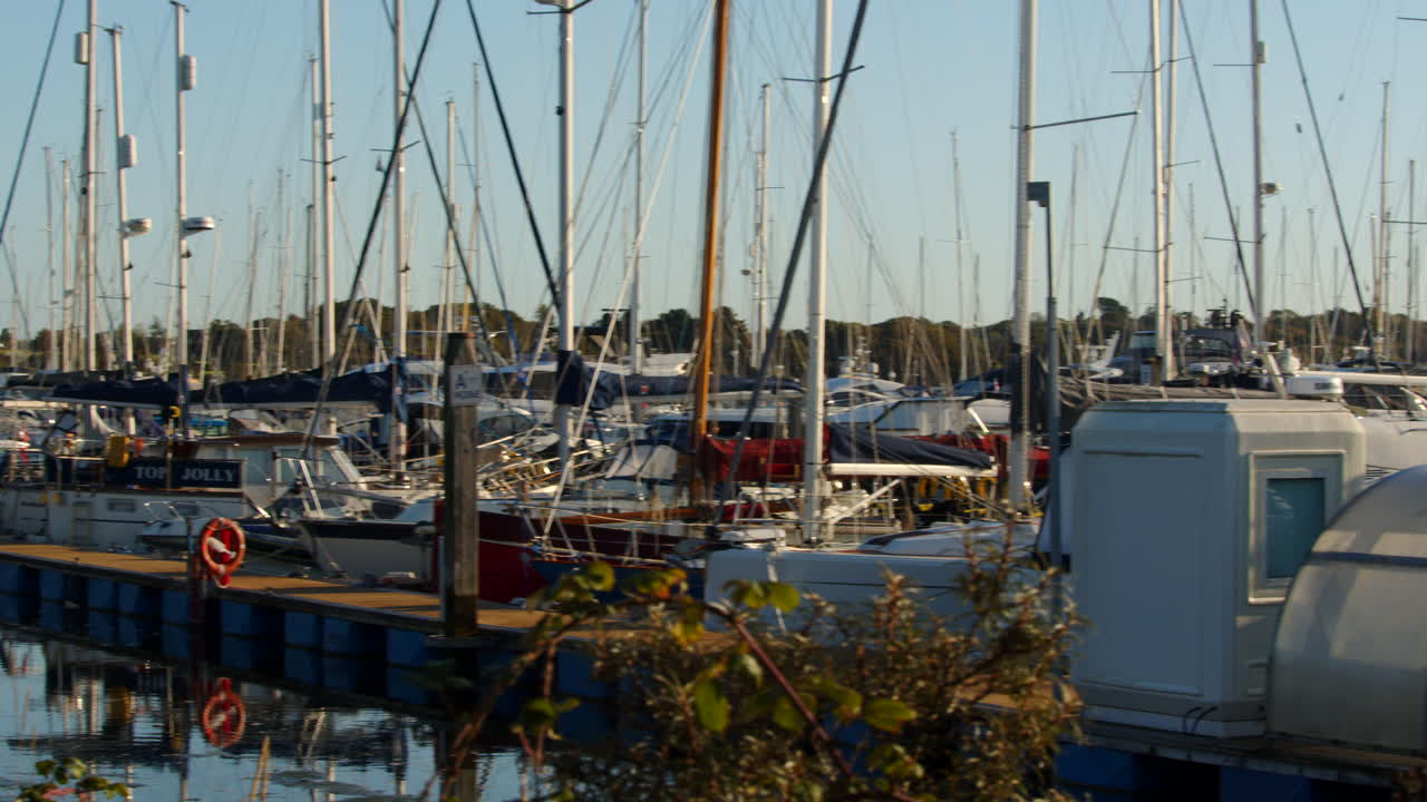 Schwenkaufnahme der Lymington Marina.