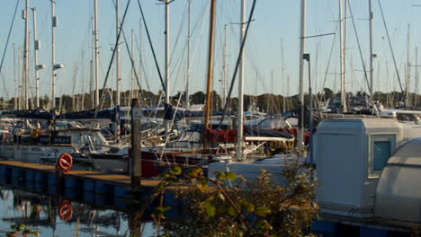 Toma-Panorámica-Del-Puerto-Deportivo-De-Lymington