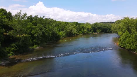 Excelente-Vista-Aérea-De-Personas-Que-Viajan-En-Balsas-Y-Cámaras-De-Aire-Por-El-Río-Shenandoah-En-Virginia