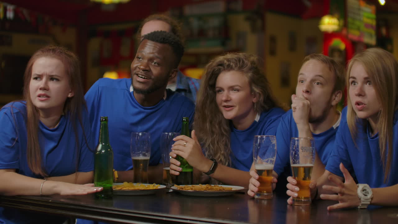 Concetto di sport, persone, tempo libero, amicizia e intrattenimento - tifosi di calcio felici o amici che bevono birra e festeggiano la vittoria al bar o al pub