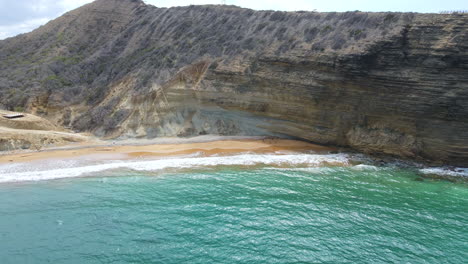 Impresionante-Vista-Panorámica-De-Un-Alto-Acantilado-En-La-Costa-Caribeña-Junto-Al-Mar-Con-Una-Impresionante-Playa-Pequeña