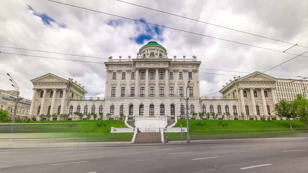 O antigo edifício da Biblioteca Estatal Russa, edifício histórico famoso como Casa Pashkov, marco arquitetônico, construído entre 1784 e 1786. Hyperlapse timelapse, Moscou, Rússia.