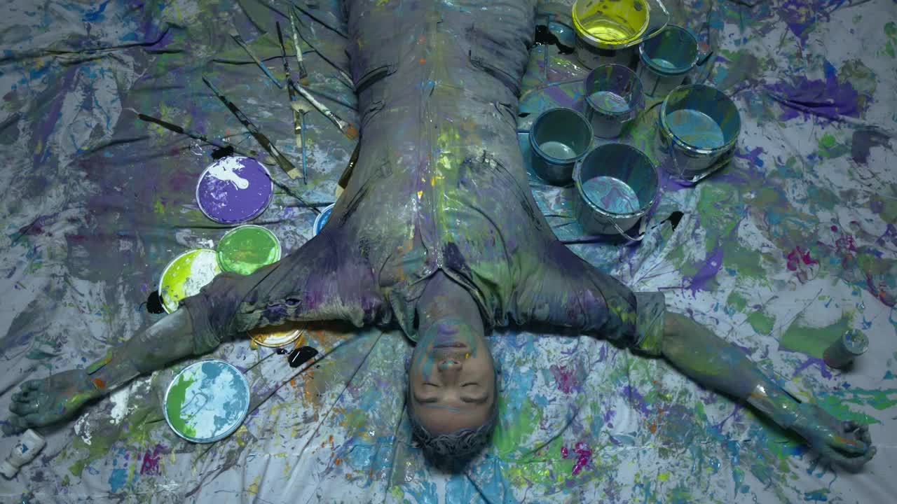 컬러 페인트로 목욕 한 춤을 추는 예술가