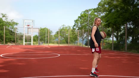 mujer jugando al baloncesto al aire libre