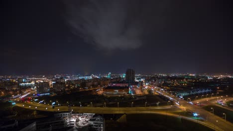 noche iluminado minsk paisaje urbano tráfico construcción de carreteras techo panorama 4k lapso de tiempo bielorrusia