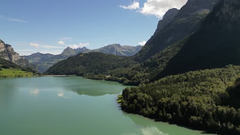 Einzigartige-Aufnahme-Des-Randes-Der-Welt,-Wo-Die-Pflanzen,-Wälder-Und-Gewässer-Erstaunlich-Kristallklar-Sind-Und-Nicht-Durch-Menschenhand-Verzerrt-Werden.-Ursprüngliche-Natur-In-Ihrer-Schönheit,-Gigantische-Berge,-Wolken